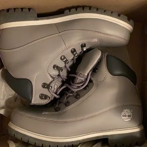 Leather isolated waterproof retro boots in great condition